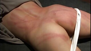 हाडकुळा मैत्रीण बेट्टी सेंट मोठ्या पुरुषाच्या हाताने निर्दयपणे मुठी मारते