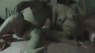 लहान स्तनांसह उंच गडद केसांची कुत्री मसाज पार्लरमध्ये डोके देतात