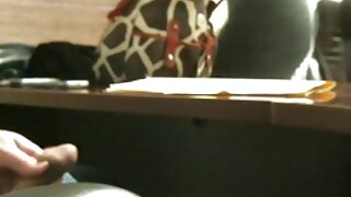 लांब आणि कावळ्याचे केस असलेली वेंटॉन हॉटी काढली आणि तिचे गोड स्तन दाखवण्यासाठी तिच्या बेडच्या काठावर बसली. ऑल ऑफ Gfs सेक्स क्लिपमध्ये त्या खडबडीत वेबकॅम सौंदर्याकडे पहा!